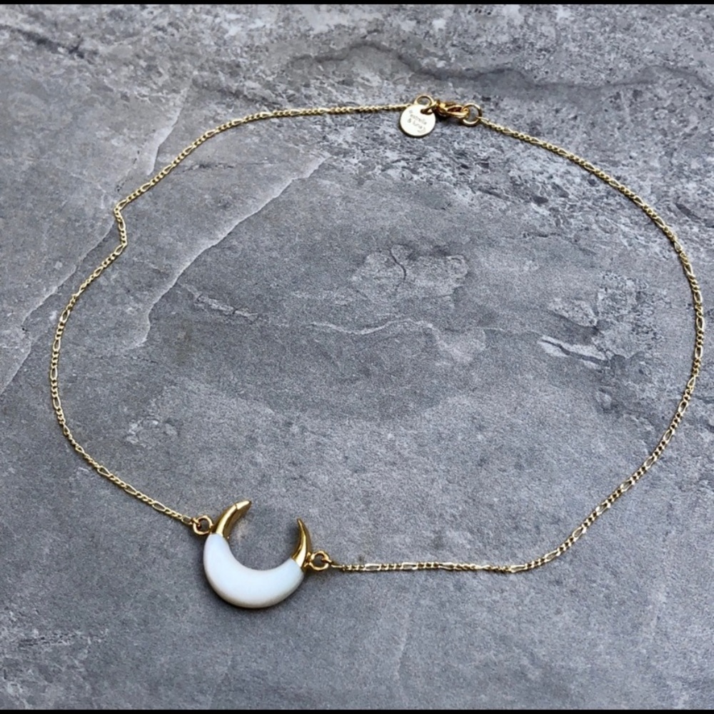 Boho Carved Shell Crescent Moon Pendant Choker